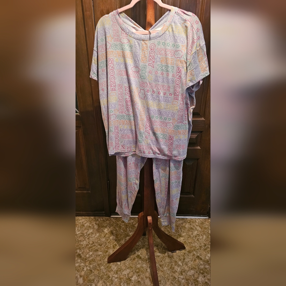 Cozy Pastel Graphic Loungewear Set - 'SNOOZE' Print